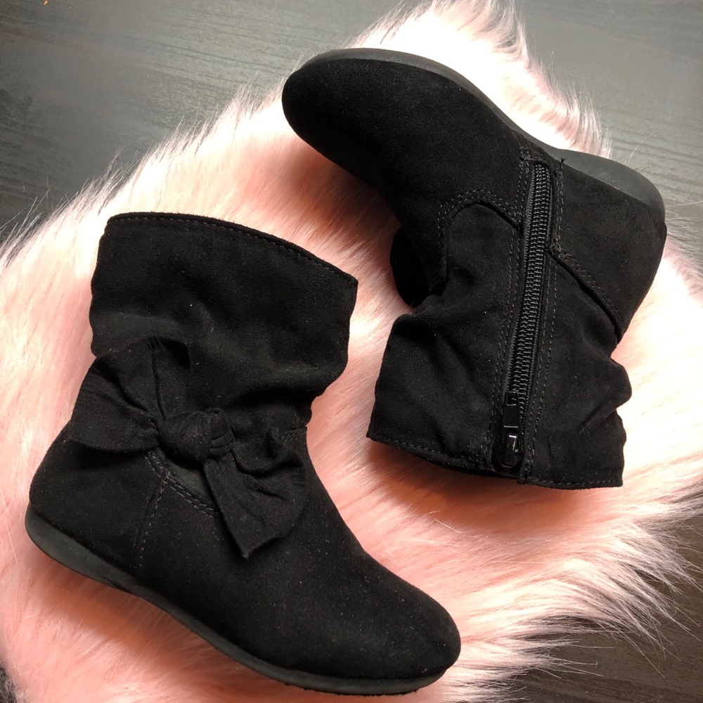 Black boots with bow